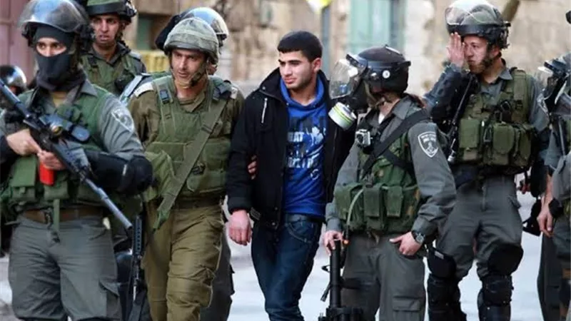 الإحتلال يعتقل 42 فلسطينياً في مناطق عدة بالضفة الغربية