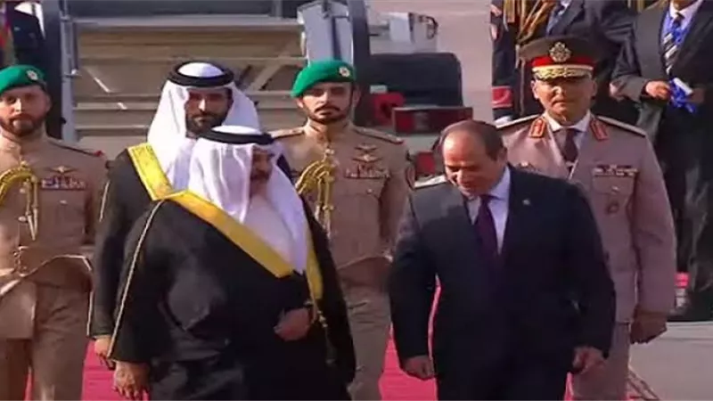 بمطار القاهرة الدولي.. السيسي يستقبل نظيره البحريني