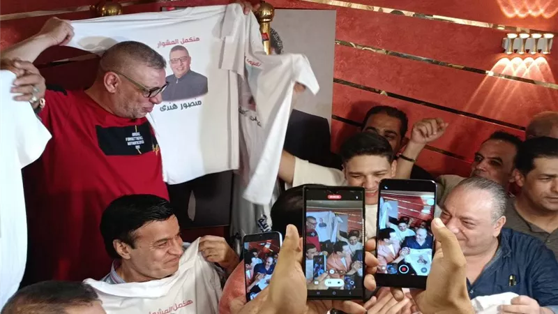 بالمزمار.. مصطفى كامل يحتفل بفوزه بمنصب نقيب الموسيقيين بالتزكية
