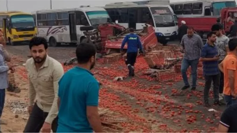 إصابة 21 عامل اثر حادث تصادم تروسيكل بميني باص بطريق بلبيس