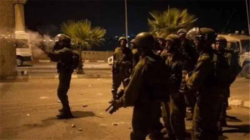 قوات الاحتلال تواصل اقتحام أحياء طولكرم بالضفة الغربية
