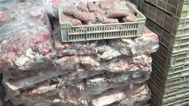 قبل العيد..ضبط صاحب محل بحوزته لحوم فاسدة بالسلام