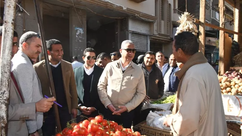 محافظ الفيوم يتفقد الأسواق والمحلات التجارية للإطمئنان على توافر السلع واستقرار الأسعار
