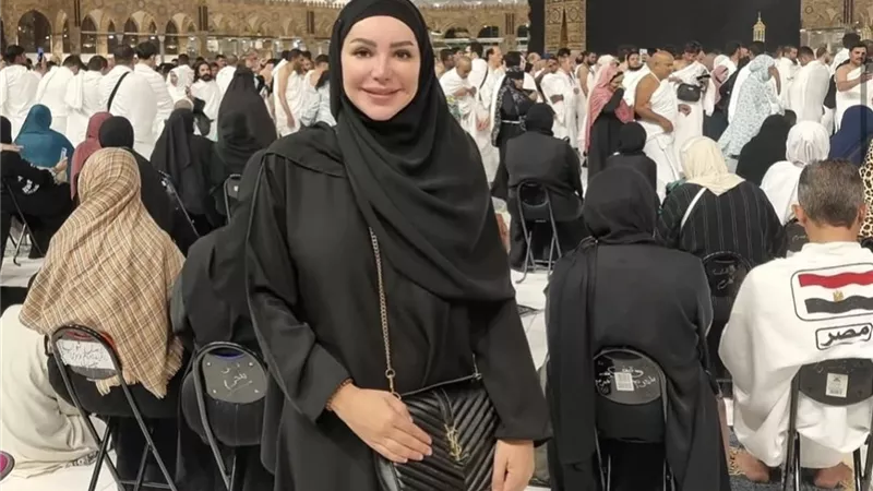 إنجي علاء تنشر صوراً من أمام الكعبة المشرفة