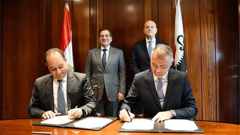 طارق الملا يوقع مذكرة نوايا بين 