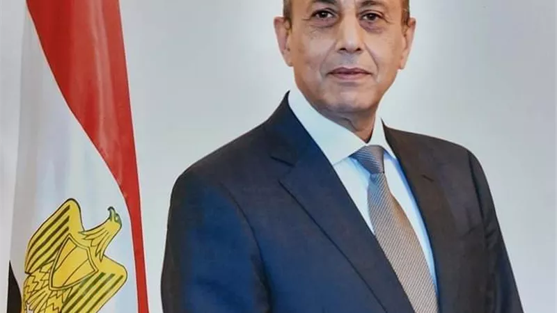 جولة مفاجئة لوزير الطيران المدني بمطار سفنكس الدولي