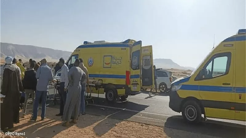 دراجة نارية مسرعة تُصيب سيدتين أثناء عبورهما طريق طاميه في الفيوم