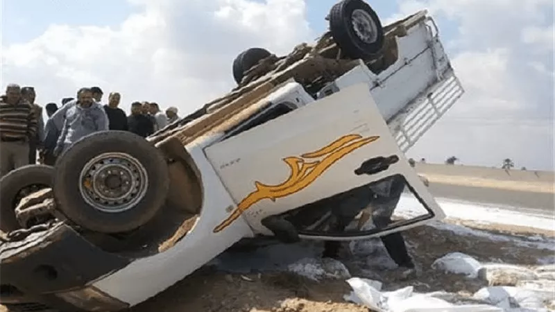 إنفجار إطار السيارة السبب وراء انقلاب سيارة ربع نقل في الفيوم