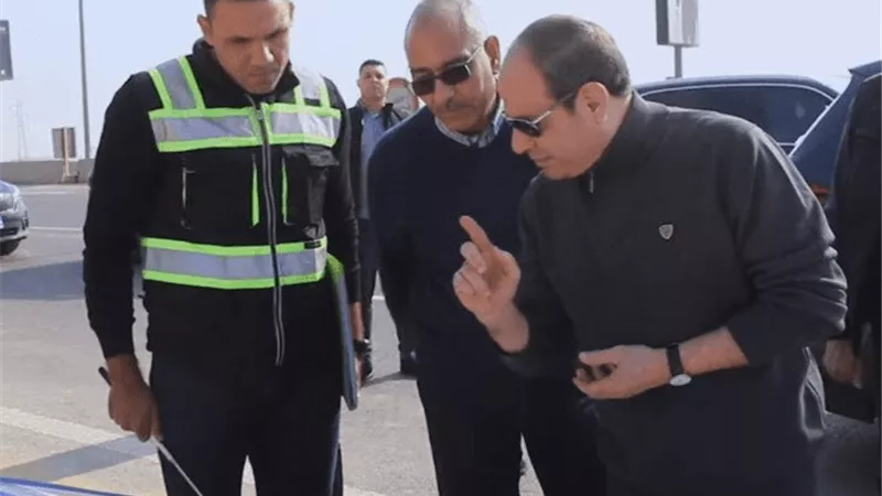 بالفيديو.. السيسي يتفقد مشروعات الطرق والمحاور في القاهرة الجديدة