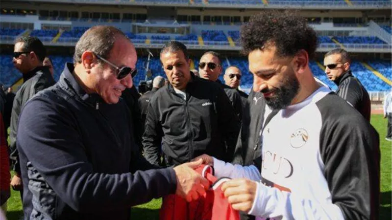 صلاح يُهدي الرئيس السيسي قميص منتخب مصر