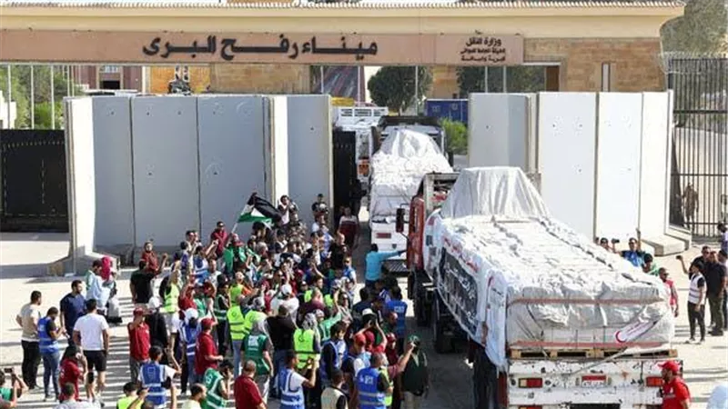 إدخال 74 شاحنة وقود ومساعدات إلى قطاع غزة عبر بوابة رفح البري