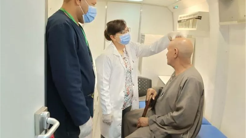 بالمجان.. توقيع الكشف على 1425 حالة بمركز ديرمواس في المنيا