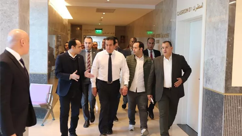 وزير الصحة يتفقد مجمع السويس الطبي ويشيد بمستوى الخدمة الطبية 