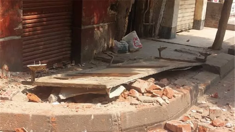 انهيار جزء من بلكونة عقار بالعمرانية