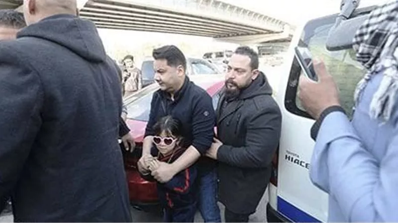 في مشهد مؤثر نجل حلمي بكر يحتضن شقيقته  بجنازة والدهما