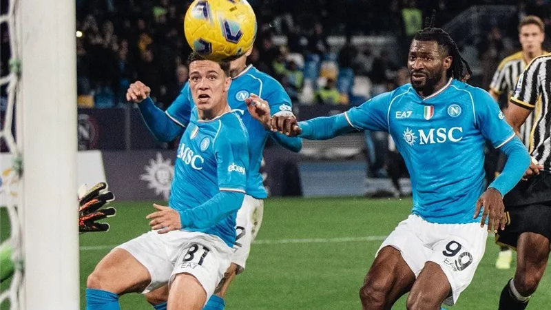 نابولي يفوز على يوفنتوس بثنائيه فى قمه الدوري الإيطالي 