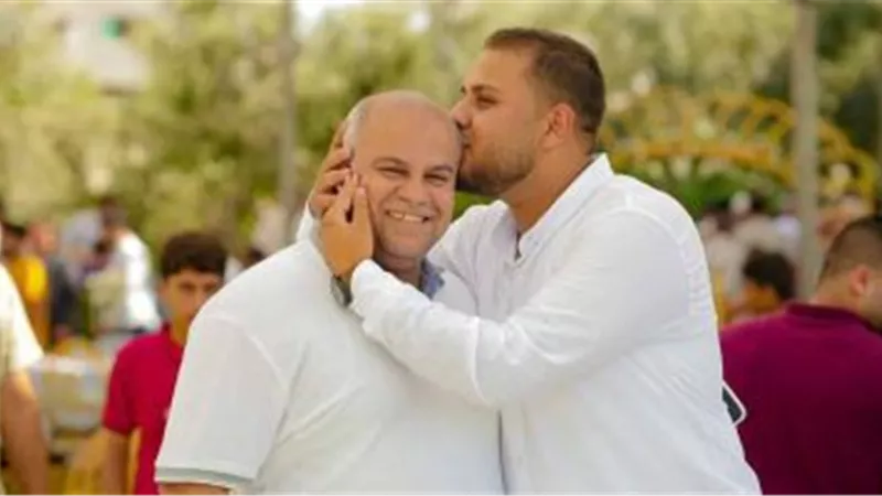آخر تغريدة.. حمزة الدحدوح يؤازر والده كأنه يودعه قبل استشهاده