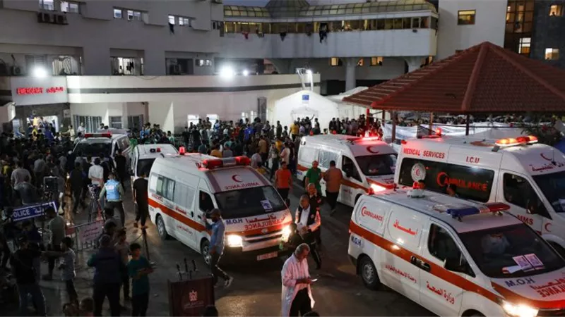كارثة إنسانية تُهدد قطاع غزة.. إسرائيل تتهم حماس باتخاذ مستشفى الشفاء مقرا للقيادة