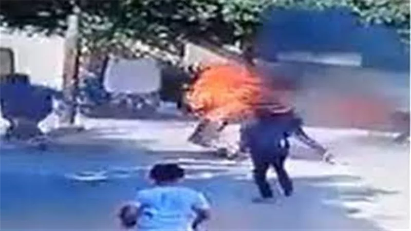 مريض نفسي يضرم النيران بجسده وسط الشارع في ناهيا