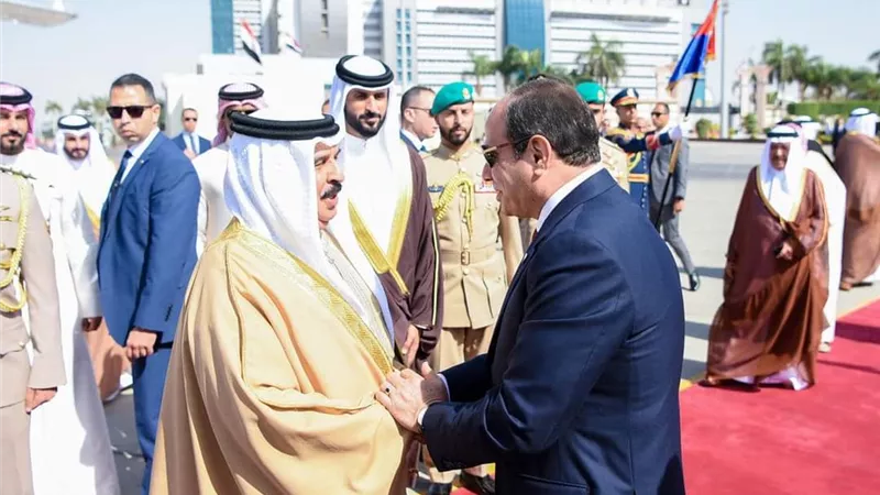 السيسي يودع عاهل البحرين بمطار القاهرة الدولي