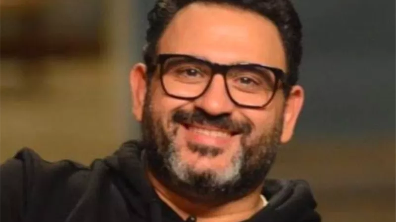 بعد «العميل صفر».. أكرم حسني بطل مسرحية «تطبق الشروط والأحكام»
