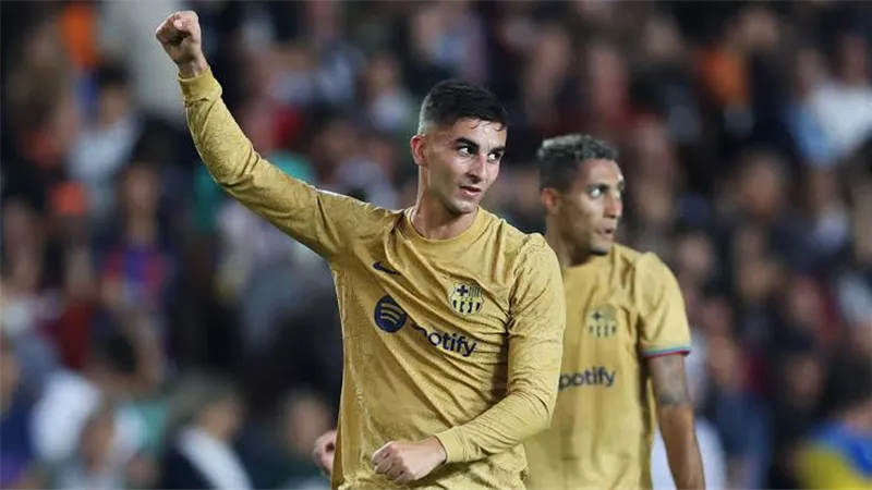 فيران توريس يقود هجوم برشلونة في كلاسيكو الأرض