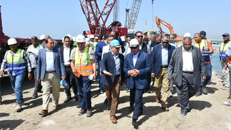 وزير النقل في جولة تفقدية للمشروعات التنموية والخدمية بميناء الدخيلة 