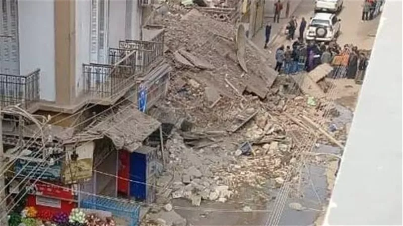 تحطم 9 سيارات وإصابة شخص جراء انهيار سور عقار في شارع قصرالنيل