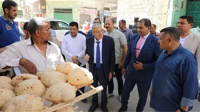 محافظ المنيا يتفقد عدد من المخابز البلدية بالمحافظة