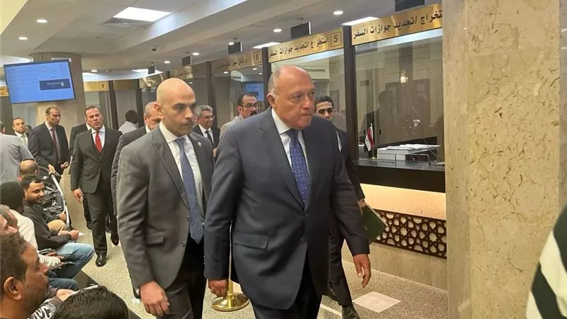 شكري يتفقد الأعمال القنصلية وسير عمل خدمات المصريين في الرياض
