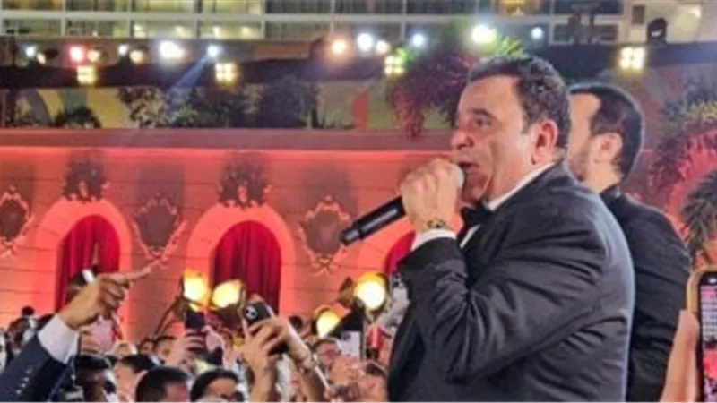 في حفل زفاف نجله.. محمد فؤاد يتألق بغناء 