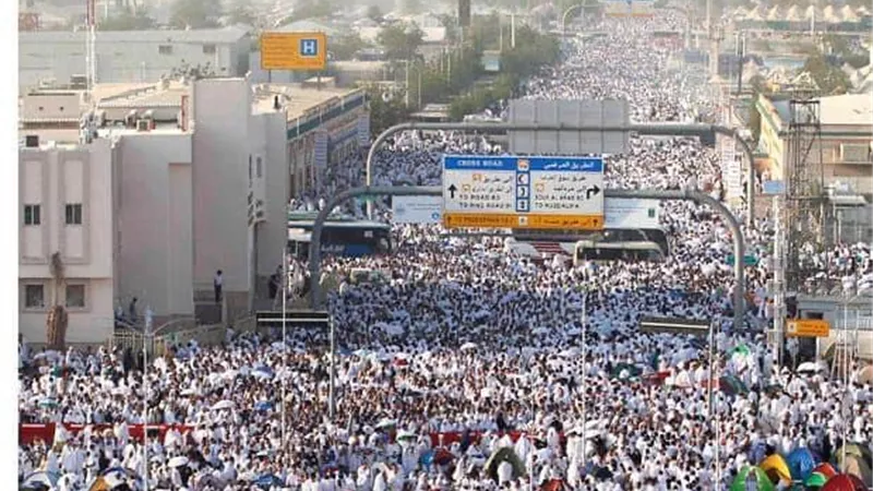 المسيرة الأجمل في العالم.. تفويج الحجاج من مني إلى جبل عرفات
