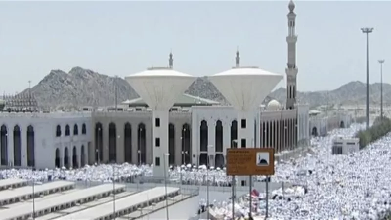 في مسجد نمرة.. حجاج بيت الله يؤدون صلاتي الظهر والعصر جمعا وقصرا