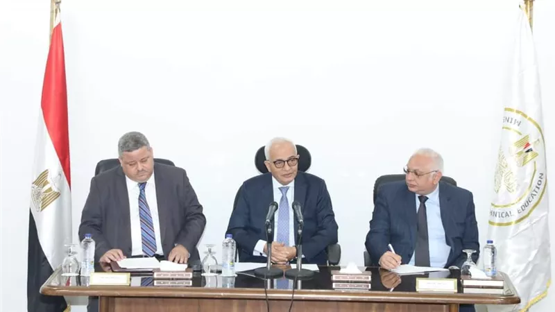 وزير التربية والتعليم يستعرض استعدادات امتحانات الدبلومات الفنية