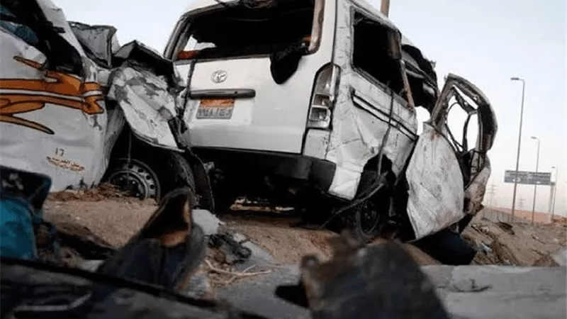 انقلاب سيارة أجرة يُصيب 14 عاملًا بالطريق الصحراوي