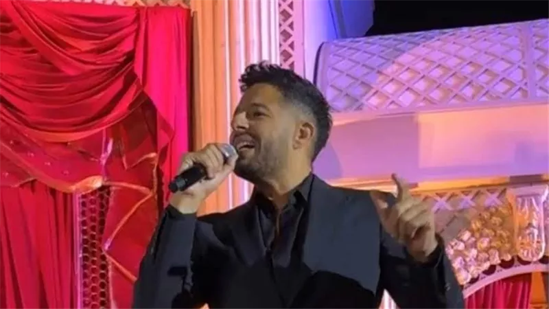 بمشاعر عفوية مؤثرة.. محمد فؤاد يُقبل يد حماقي في حفل زفاف نجله