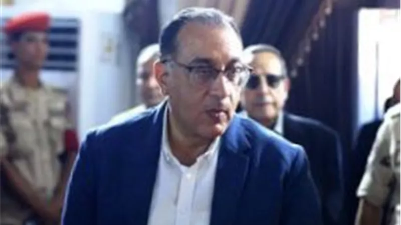 وصول رئيس الوزراء إلي معبر رفح وتفقد عملية تنظيم دخول المساعدات للأشقاء بغزة