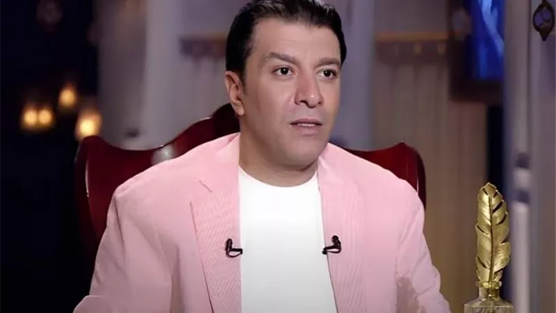 مصطفى كامل يطلب الدعاء لوالدته بالشفاء