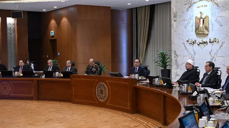 مدبولي يُشيد بقرارات البنك المركزي لاستهداف توحيد سعر الصرف وفقًا لآليات السوق