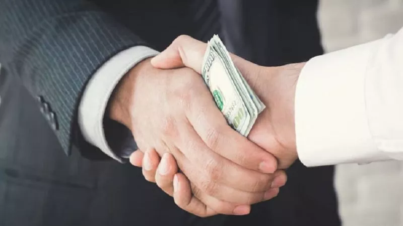 تصل للمؤبد.. تعرف على عقوبة الرشوة وفقا للقانون المصري