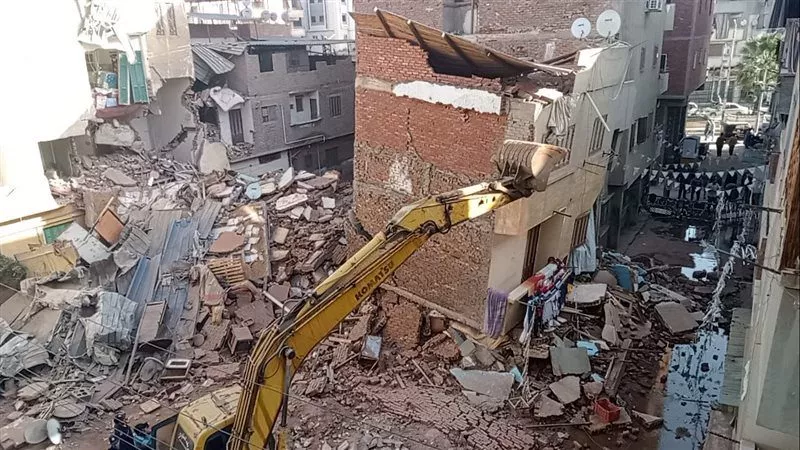 الإنقاذ البري تواصل البحث عن المفقودين أسفل عقار الدقهلية
