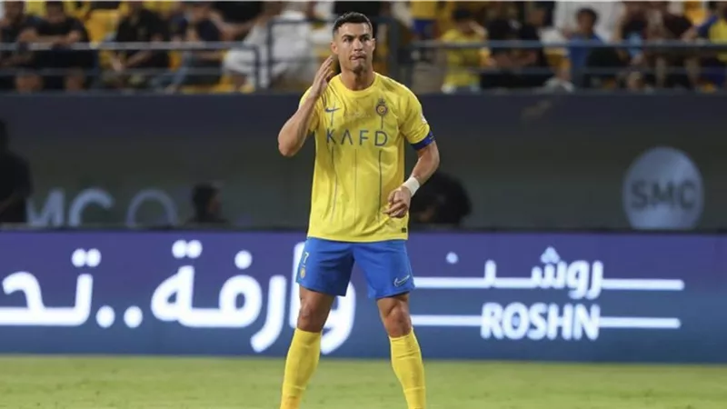 رونالدو يثير الجدل بإشارته نحو حكم ساحه مباراه النصر والإتفاق