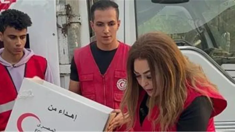نهال عنبر تنضم لـ صفوف الهلال الأحمر لمساعدة أهالي غزة