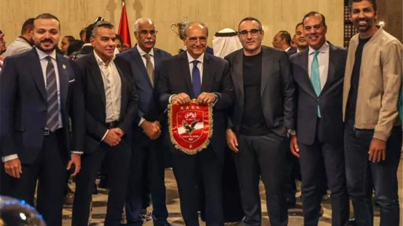 الدماطي يُهدي السفير المصري بالسعودية درع وعلم النادي الأهلي