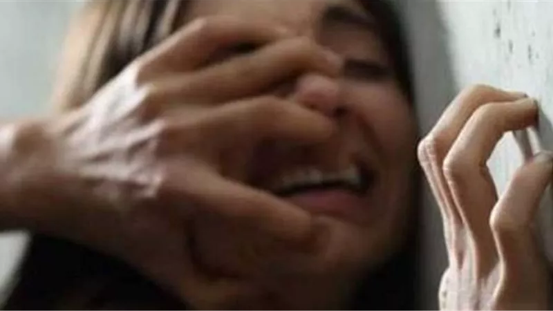 ‎أثناء نومها.. ذئب بشري يتعدي على ابنته في التبين