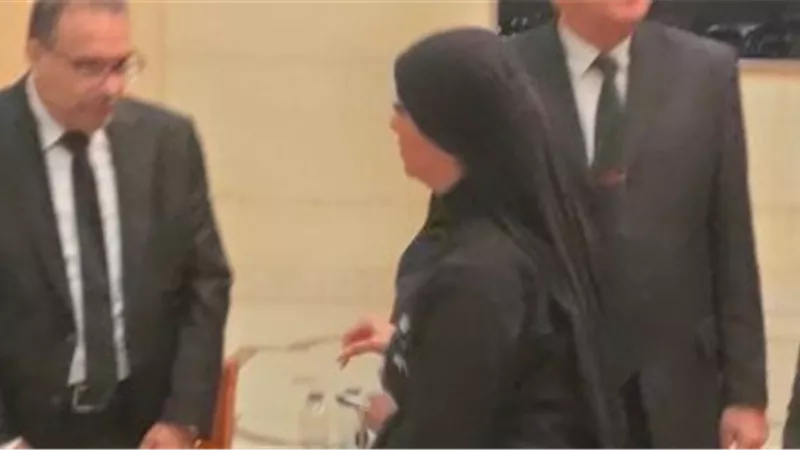 لمياء فهمي عبد الحميد من أولى الحاضرات في عزاء سارة حسن 