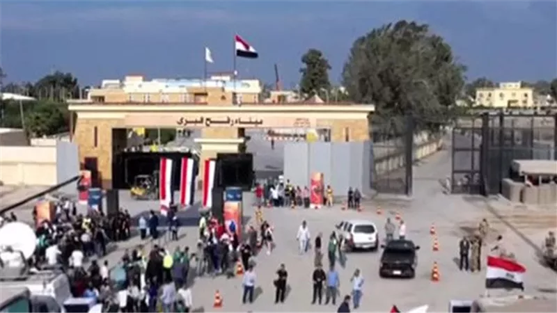توافد المجموعة الأولى من حاملي الجنسية المزدوجة إلى معبر رفح من الجانب الفلسطيني