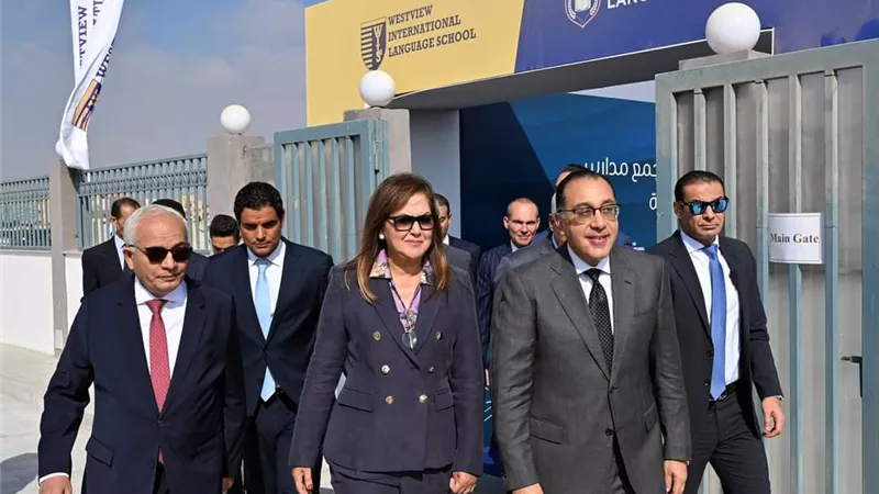 رئيس الوزراء يتفقّد بعض المدارس لمتابعة الأنشطة التعليمية المختلفة.. صور