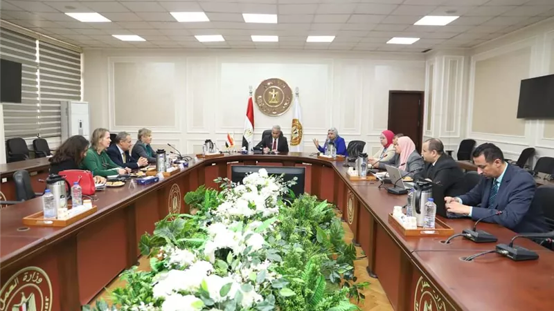 الوفد الأجنبي يشيد بمشاركة وزير العمل بمؤتمر 