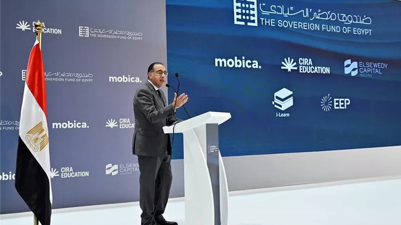 «مدبولي» أتطلع لتنفيذ 300 نموذج من مدراس القرية الكونية